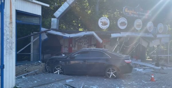 Пьяный нижегородец на «Тойоте» протаранил ларек с шаурмой и курой-гриль