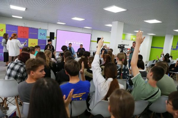 В Дзержинске состоялась встреча руководства с активной молодежью города