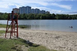 Активисты партии «Единая Россия» проинспектировали пляж у озера Земснаряд