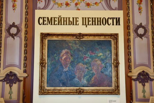 В Усадьбе Рукавишниковых открылась выставка реликвий Кузнецовых
