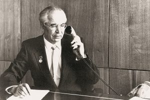 В.И.Лузянин в рабочем кабинете. 1983 год