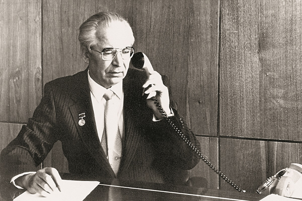 В.И.Лузянин в рабочем кабинете. 1983 год