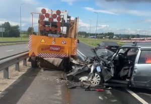 Автомобилиста с травмами госпитализировали в больницу после ДТП с грузовиком