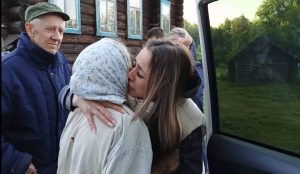 Поисковики спасли пенсионерку с деменцией из леса в Сокольском районе