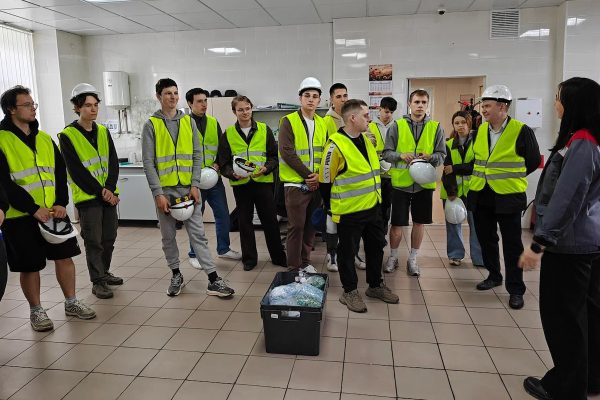 Нижегородские студенты познакомились с полным циклом переработки ПЭТ-бутылок