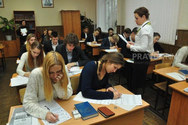 Трех нижегородцев удалили с ЕГЭ по математике из-за шпаргалок
