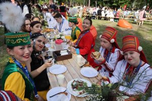 Более 77 тысяч нижегородцев посетили городской фестиваль еды «За одним столом»