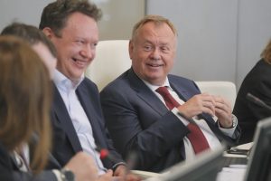 Андрей Костин посоветовал хранить деньги на депозитах