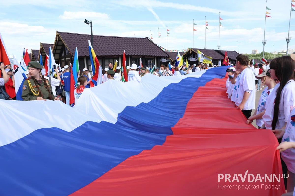 На Нижегородской ярмарке развернули 100-метровый флаг России
