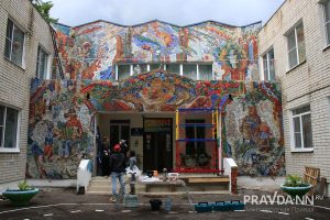 "Мы все тянемся к искусству": как проходит реставрация мозаики "Волшебный мир" на Автозаводе