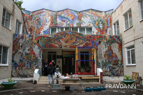 «Мы все тянемся к искусству»: как проходит реставрация мозаики «Волшебный мир» на Автозаводе