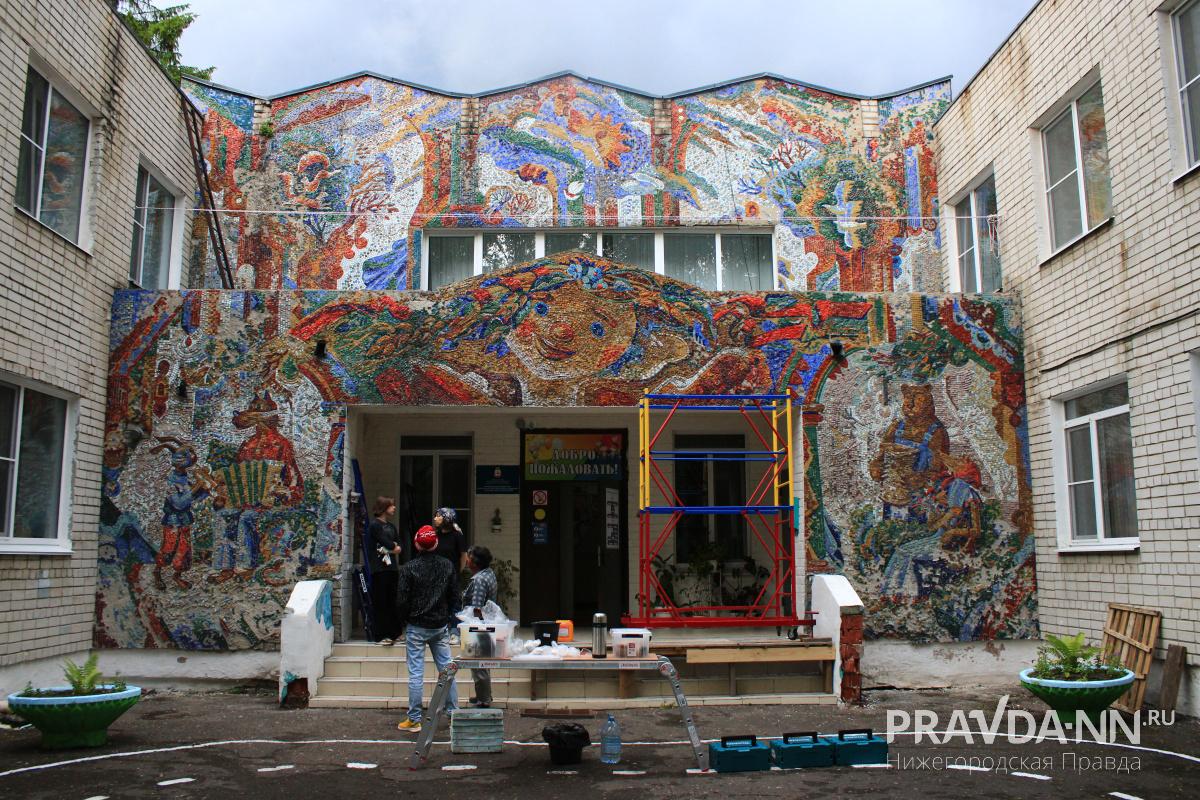 «Мы все тянемся к искусству»: как проходит реставрация мозаики «Волшебный мир»