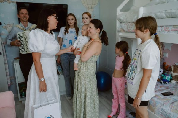Волонтёры Победы поздравили семьи с Днём семьи, любви и верности