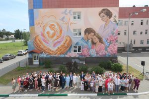 В перинатальном центре Дзержинска появился мурал о семье