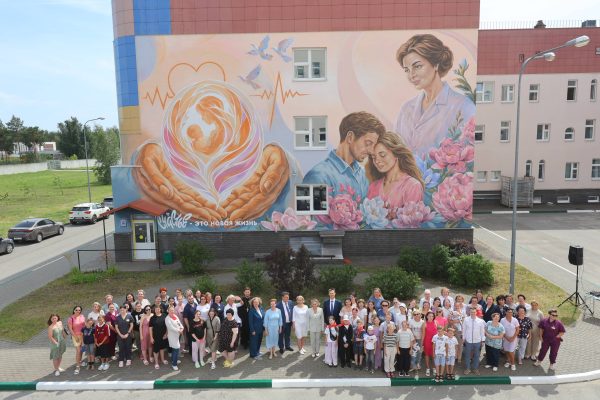 В перинатальном центре Дзержинска появился мурал о&nbsp;семье