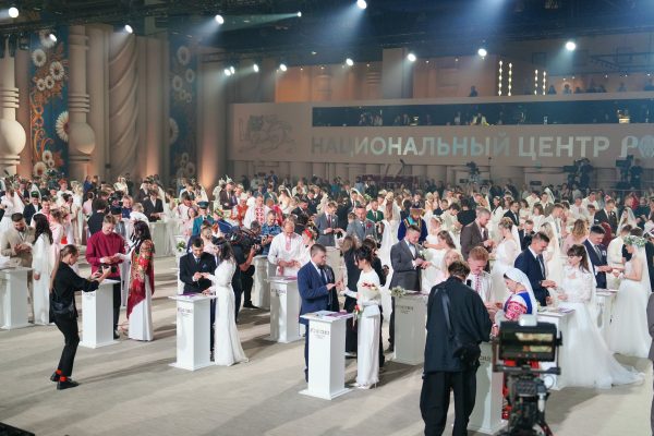 Нижегородцы заключили брак на фестивале «Россия. Соединяя сердца»