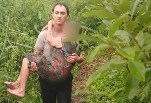 Полицейские спасли пенсионерку с деменцией, увязшую в болоте