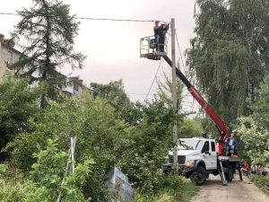Шквалистый ветер с дождем повалили деревья в Дзержинске