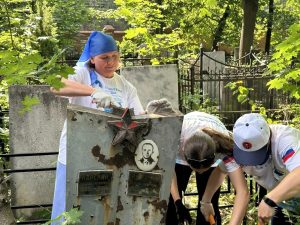Волонтеры Победы приводят в порядок воинские захоронения в Нижнем Новгороде и округах области