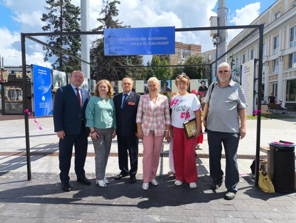 На Большой Покровской открылась уличная фотовыставка о нижегородских женщинах