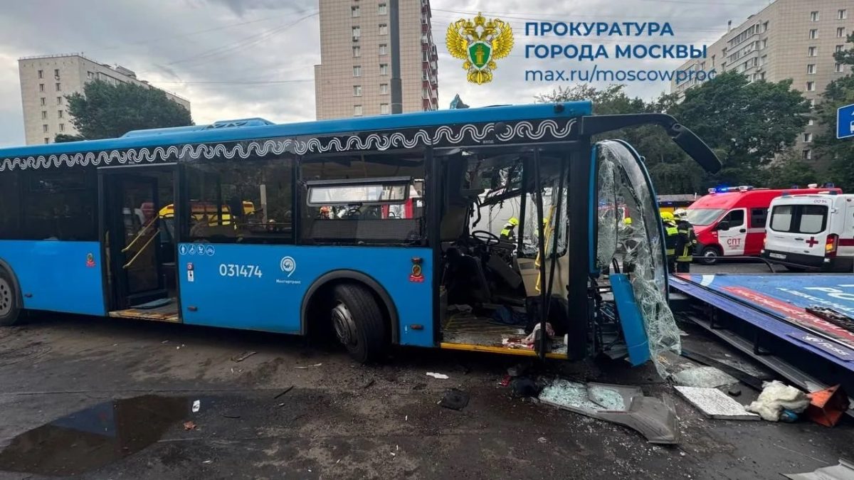 «Газель» с нижегородскими номерами устроила ДТП на улице Нижегородской в Москве