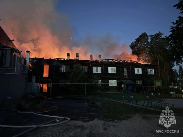 Девять человек эвакуировали из горящего дома в Володарском районе