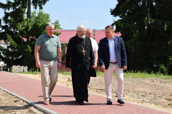 Артем Кавинов оценил ход благоустройства аллеи Славы в Красных Баках