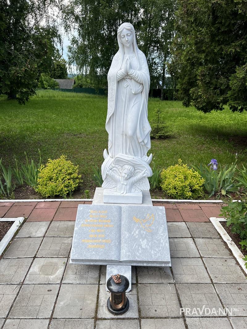 Памятник детям блокадного Ленинграда, жившим на территории Мало-Пицкого монастыря в 1942- 1945 годах