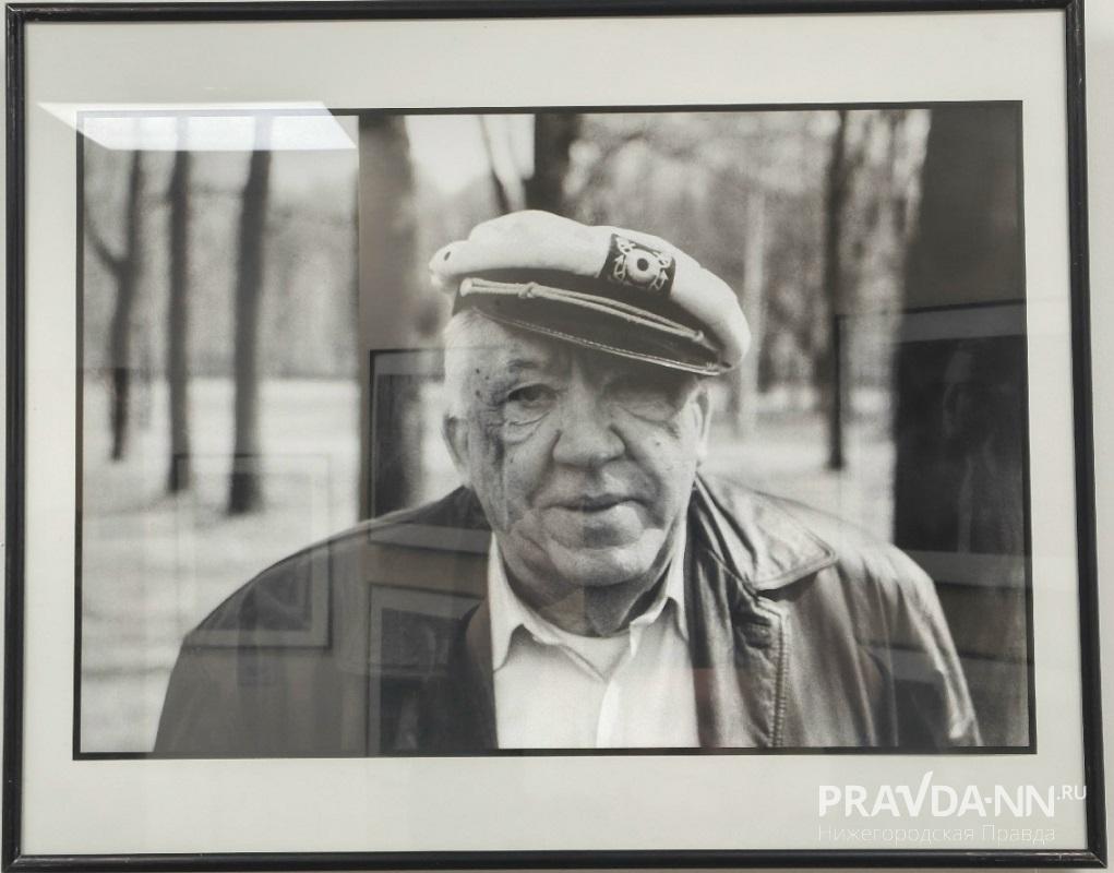 Юрий Никулин на фото погружен в философские размышления