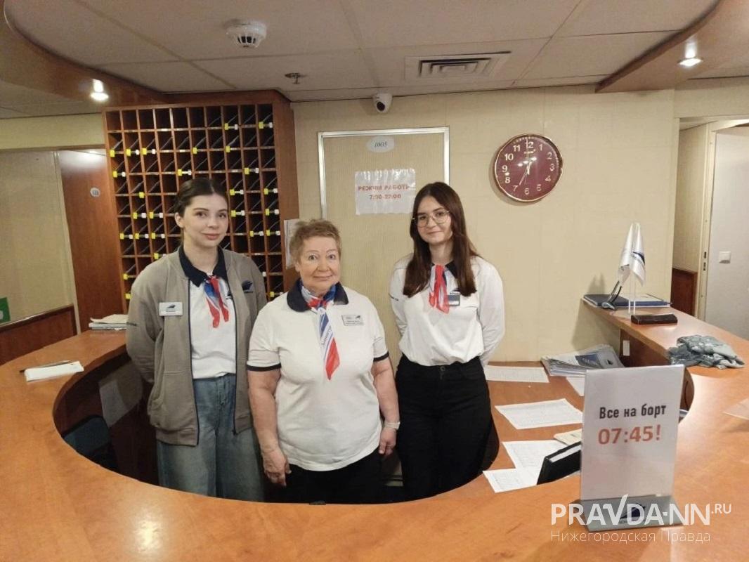 Директор круиза и её команда всегда готовы помочь капитану и туристам