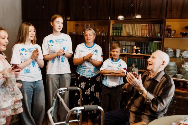 Волонтёры Победы поздравили ветерана Исаака Ясиновского с 98-летием
