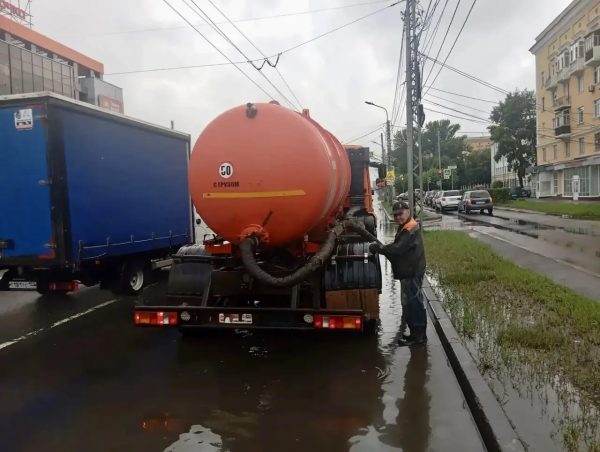 Коммунальщики устраняют последствия непогоды в Нижнем Новгороде
