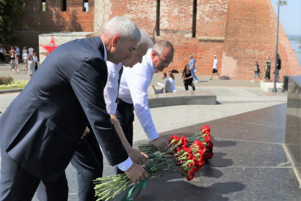 Депутаты гордумы возложили цветы к памятнику Чкалову на площади Минина