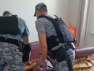 Должник по алиментам пытался спрятаться от судебных приставов в диване