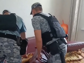 Должник по алиментам пытался спрятаться от судебных приставов в диване