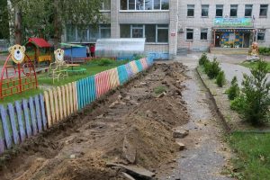 В дзержинском детском саду № 10 идет благоустройство территории