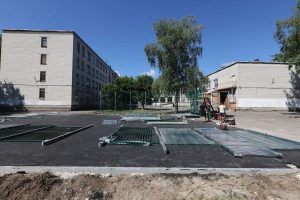 На территории дзержинской школы №30 устанавливается современная спортплощадка