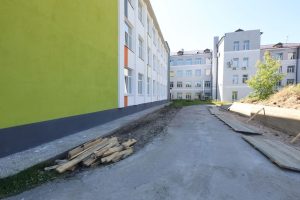 Идет благоустройство территории дзержинской Детской музыкальной школы № 3