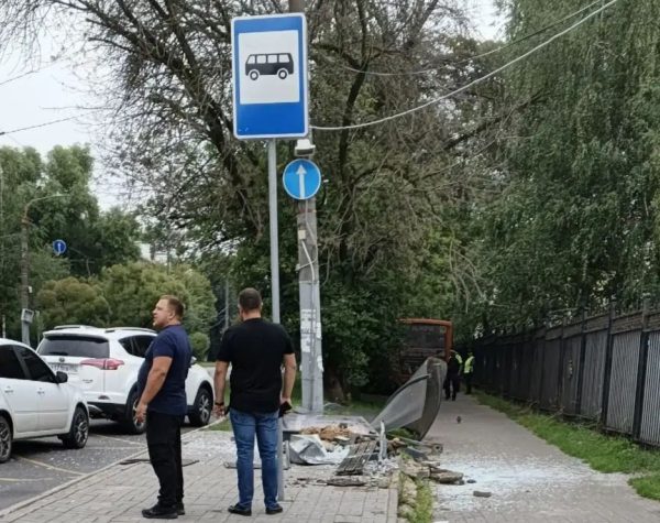Маршрутка снесла остановку в Нижнем Новгороде: 57-летний водитель умер за&nbsp;рулем