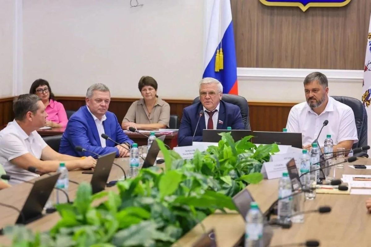 Глава Дзержинска Михаил Клинков поздравил работников торговли с праздником