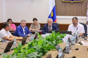 Глава Дзержинска Михаил Клинков поздравил работников торговли с праздником