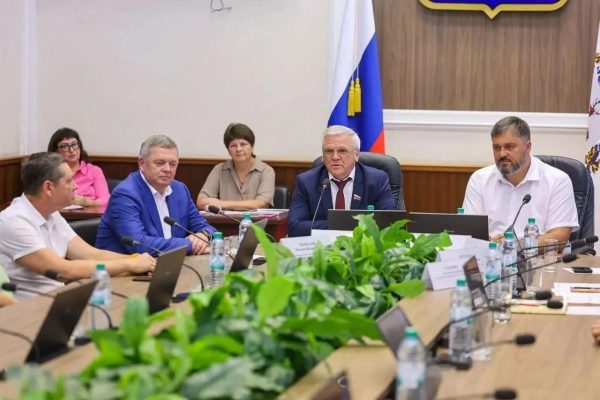 Глава Дзержинска Михаил Клинков поздравил работников торговли с праздником