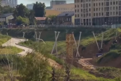 На территории будущего террасного парка начали строить пешеходный мост