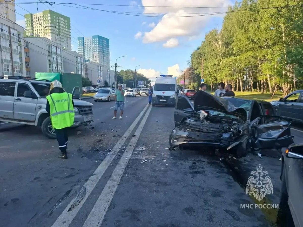 Три легковушки столкнулись на проспекте Гагарина в Нижнем Новгороде