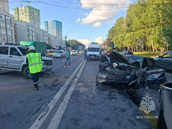 Три легковушки столкнулись на проспекте Гагарина в Нижнем Новгороде
