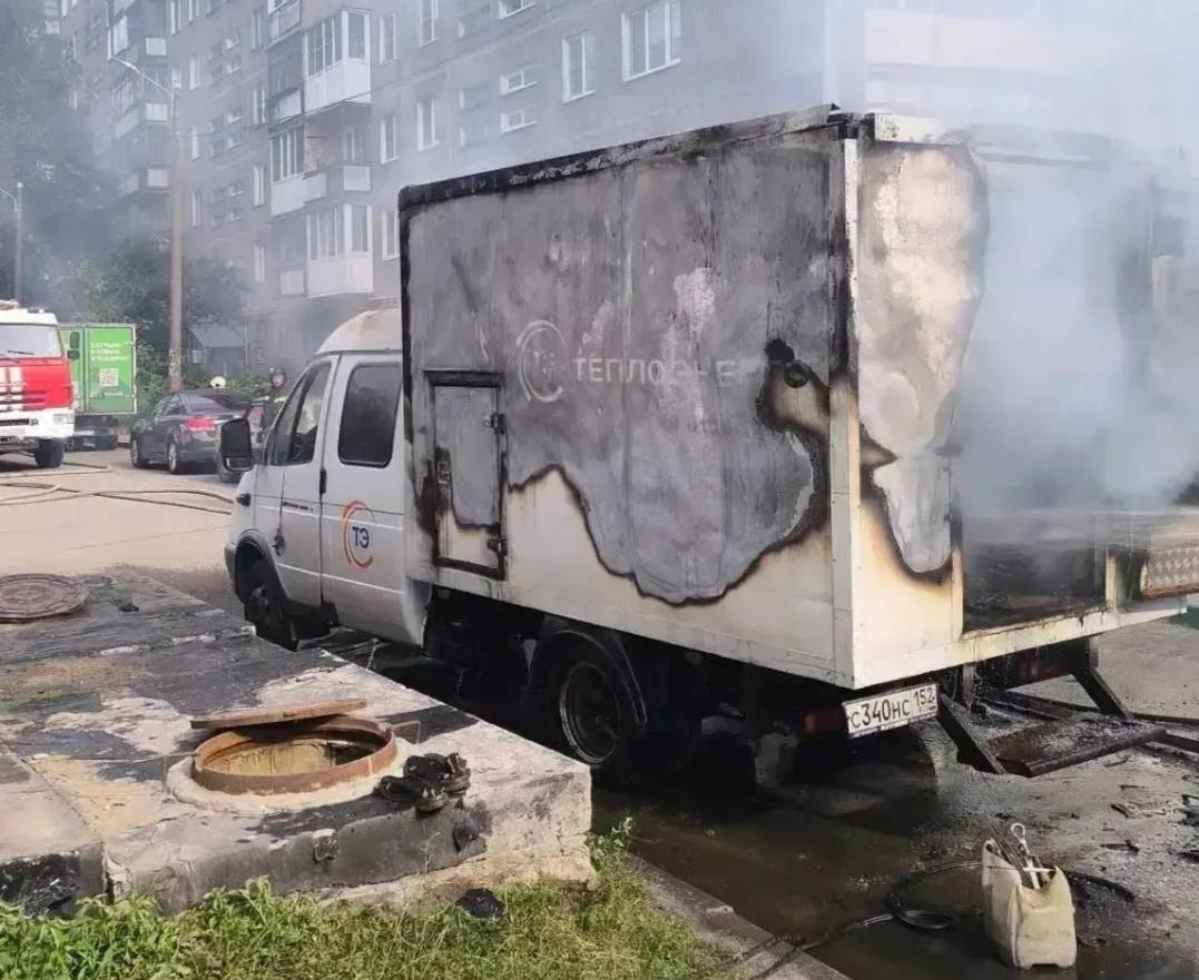 Газель загорелась посреди улицы в Нижнем Новгороде