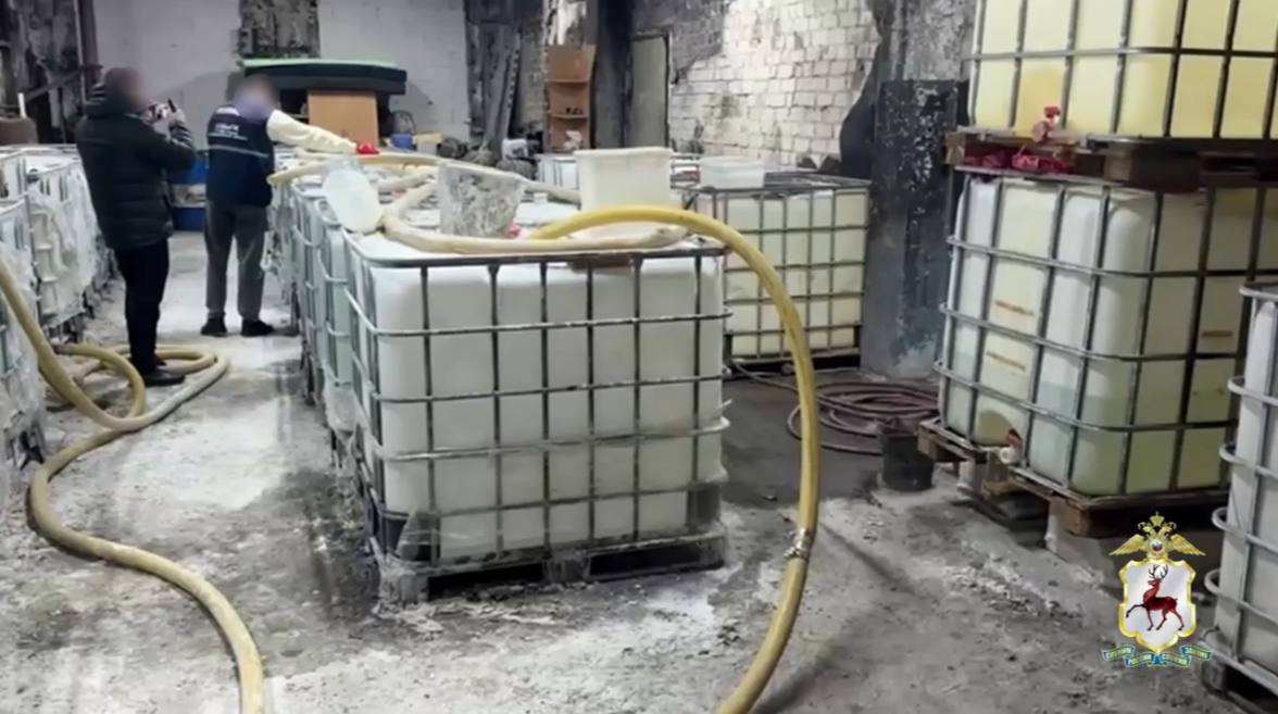 Более 858 тонн химической продукции похитили три работника предприятия