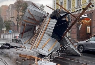 На Большой Печерской улице ветер сорвал металлический настил с&nbsp;крыши
