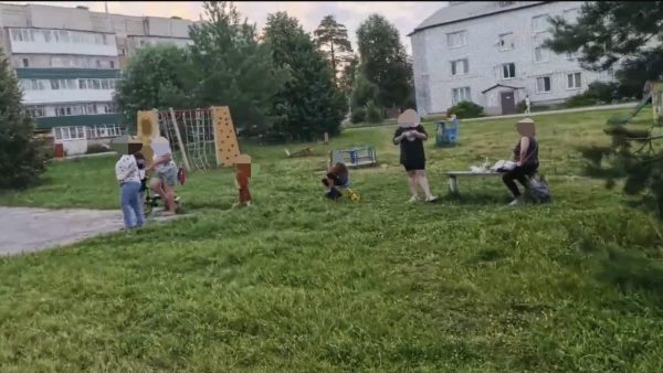 В Первомайске молодые мамы распивали алкоголь и курили на детской площадке