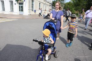 Правда или ложь: неработающим родителям в России начнут платить зарплату?